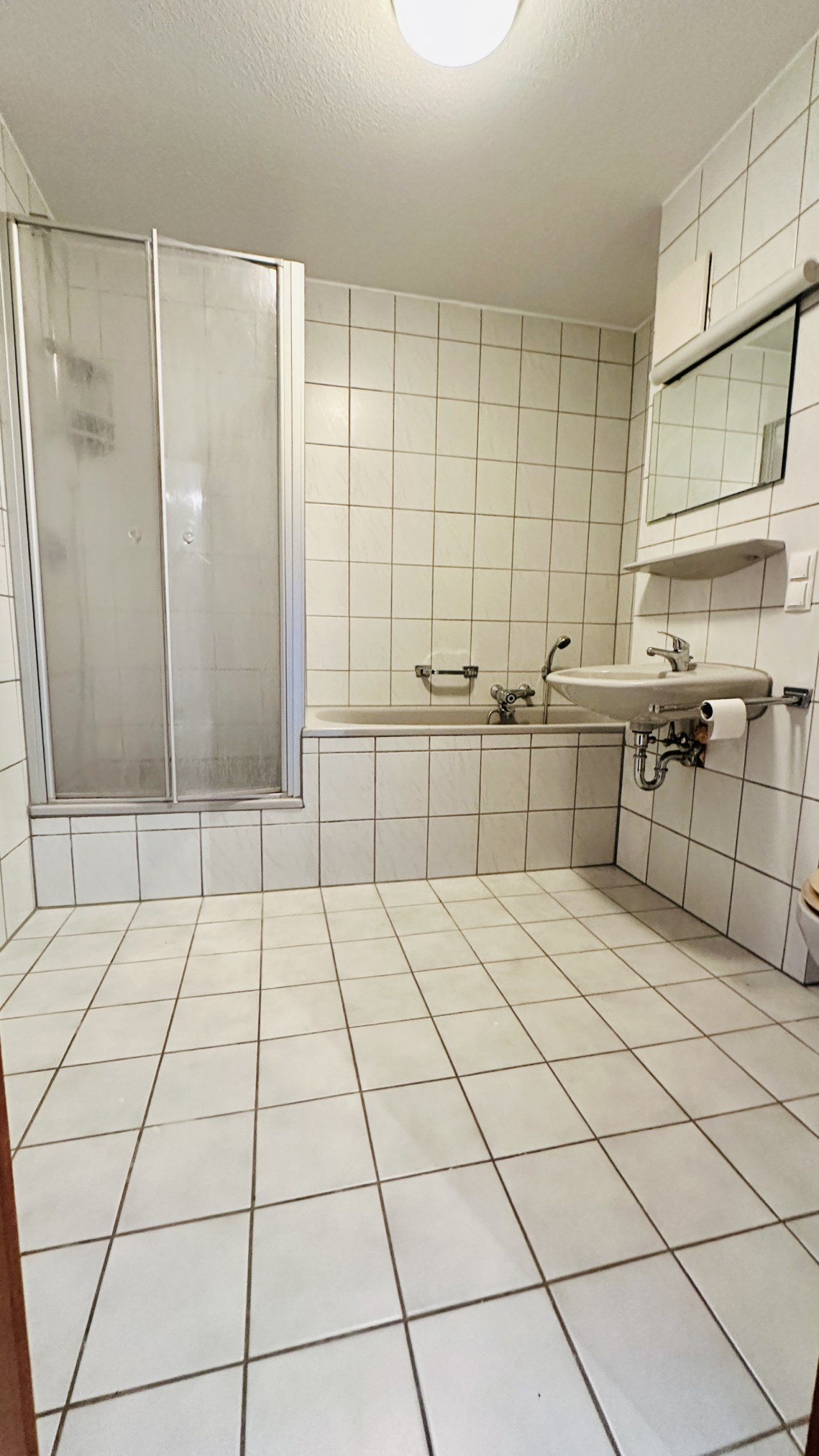 Bad mit Wanne, Dusche und WC (Bild noch vor Facelift) Bad mit Wanne, Dusche und WC (Bild noch vor Facelift)